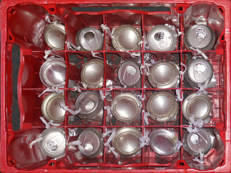 Draufsicht auf den Vernetzten Bierkasten mit allen Flaschensensoren