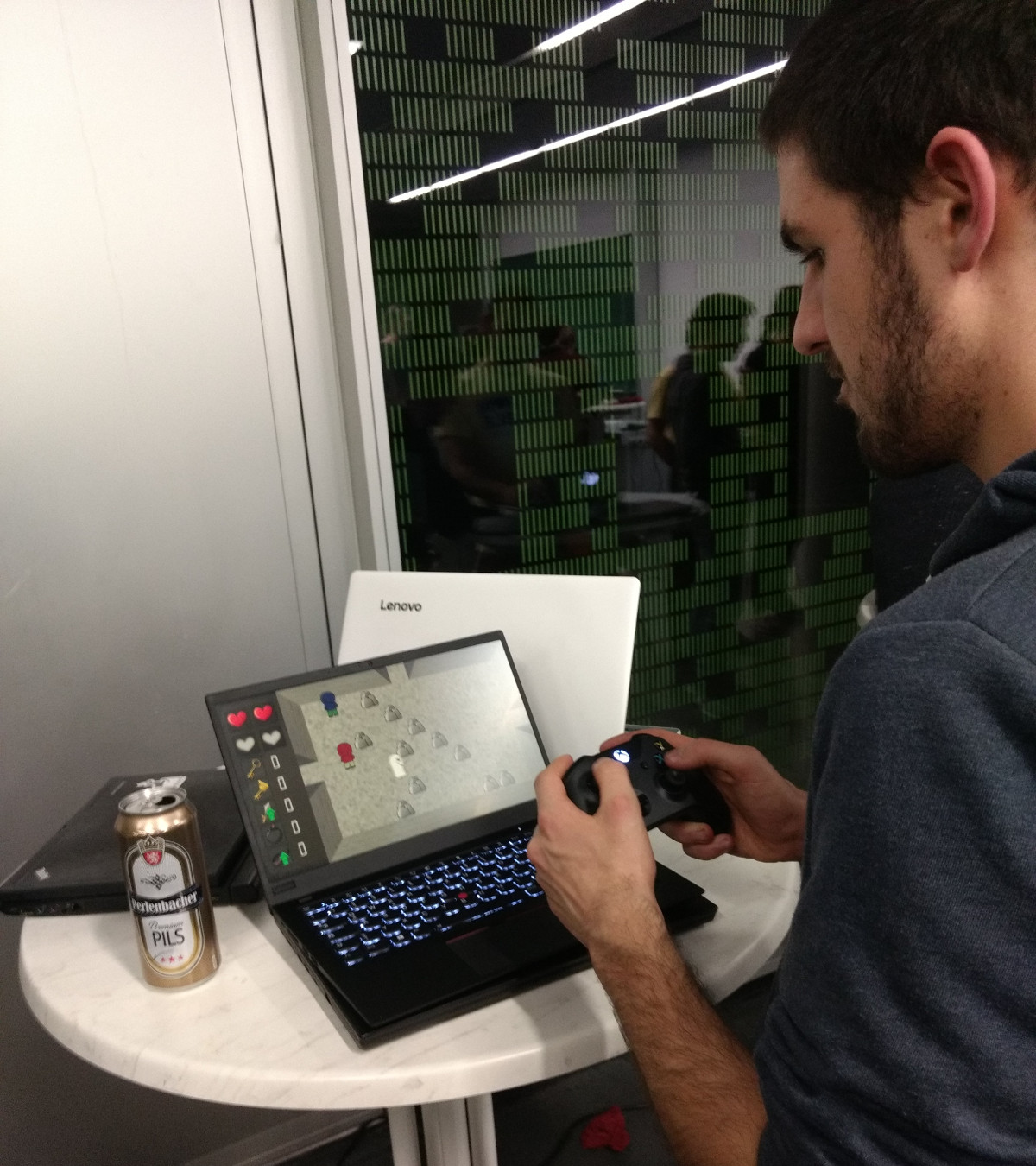Ein Bild von mir, wie ich SleepDungeon mit einem Controller spiele