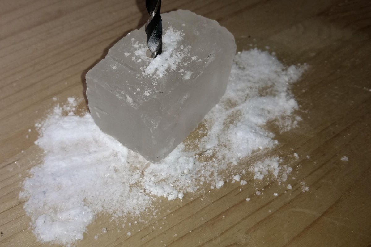 Eine Bohrung in einen Salzkristall